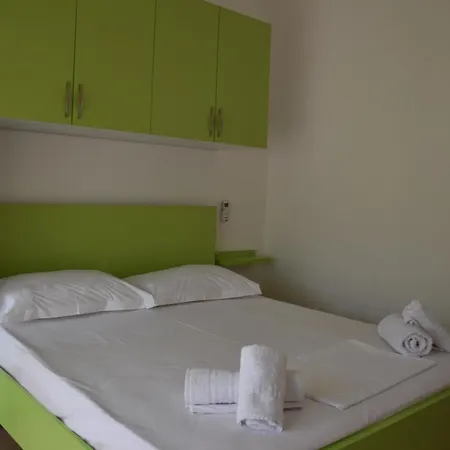 Leta's Apartments, Vacation ドゥラス