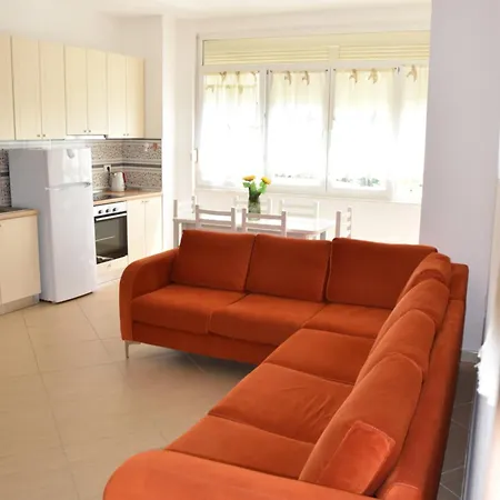 Daire Leta's Apartments, Vacation